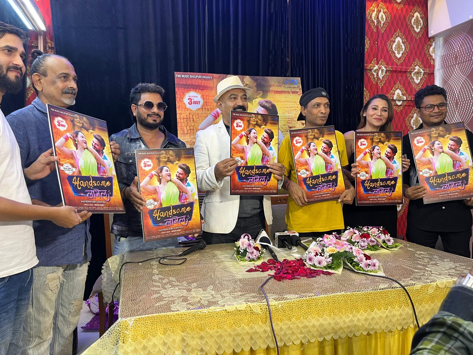 हैंडसम लागेलू" एलबम में करिश्मा कर और मुन्ना दुबे के बीच रोमांटिक केमिस्ट्री, फैंस हुए पागल! 1 IMG 20240628 WA0043 scaled