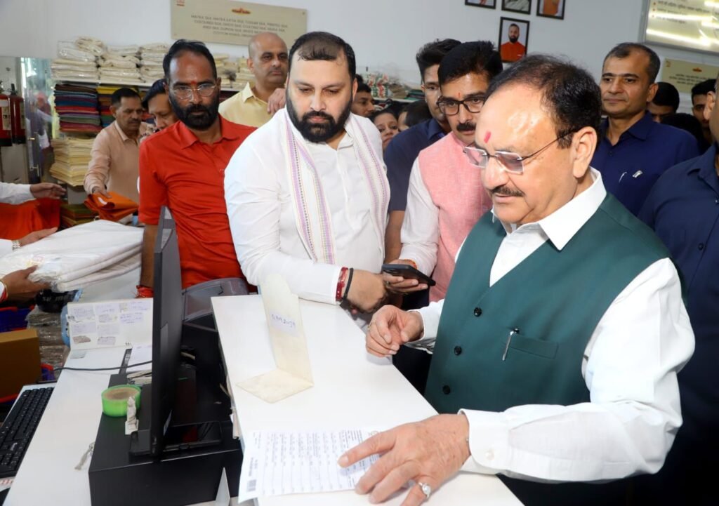 राष्ट्रपिता महात्मा गांधी की जयंती पर केवीआईसी ने देश भर के लाखों खादी कारीगरों को दी खुशियों की सौगात 3 17278926571459093308912258104726
