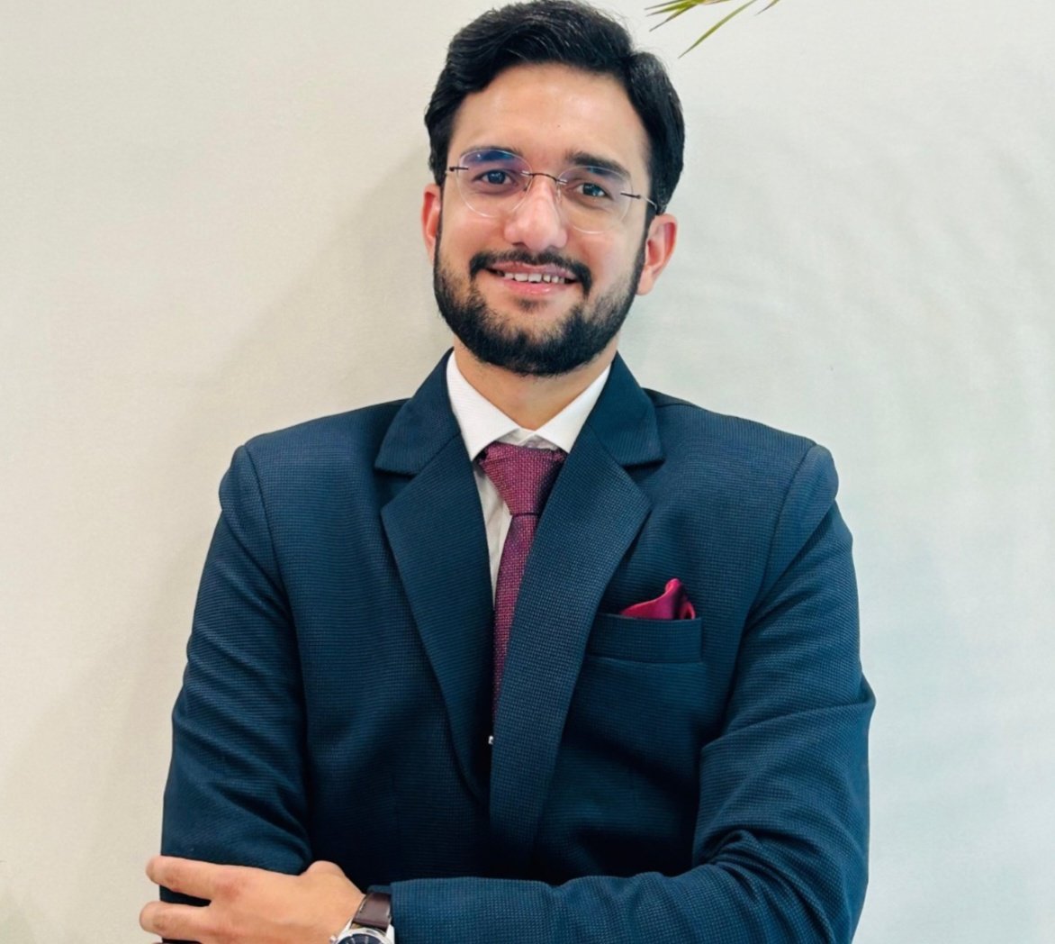 कॉलेज प्लेसमेंट में रिजेक्शन, लेकिन मेहनत से लिखी कामयाबी की इबारत: अक्षत चतुर्वेदी की अद्भुत कहानी 1 IMG 20241002 003239