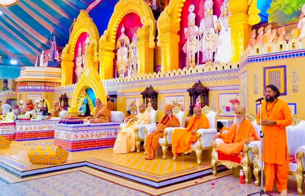 गुजरात में संतों का संगम! सद्गुरु ब्रह्मेशानंदाचार्य ने दिया कुटुम्ब परंपरा का संदेश 2 img 20241111 wa00246638229736215869194