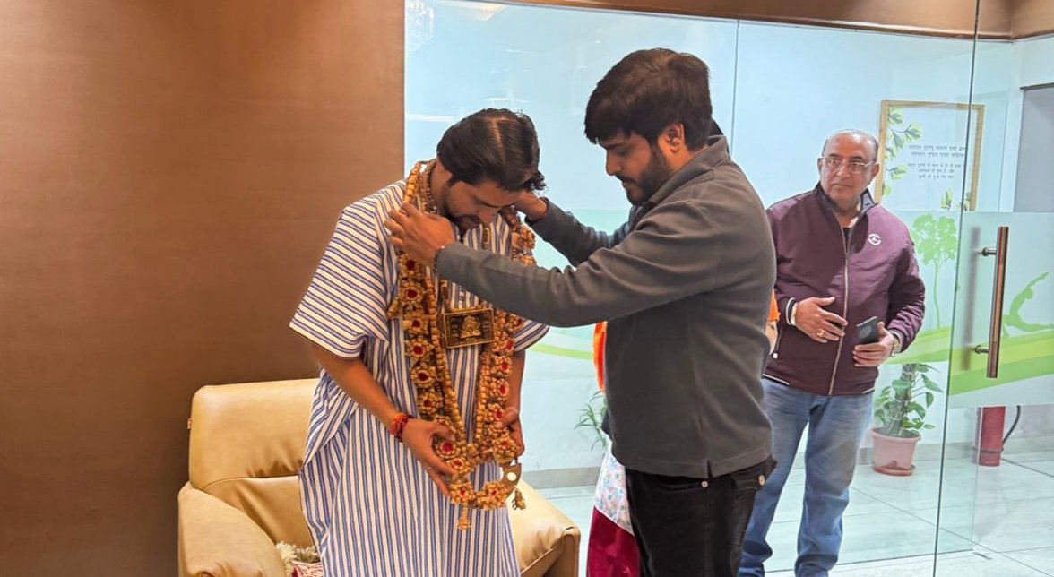 लंदन रवाना हुए बाबा बागेश्वर, लाल चंदन की माला ने खींचा सबका ध्यान! 1 IMG 20241214 151413